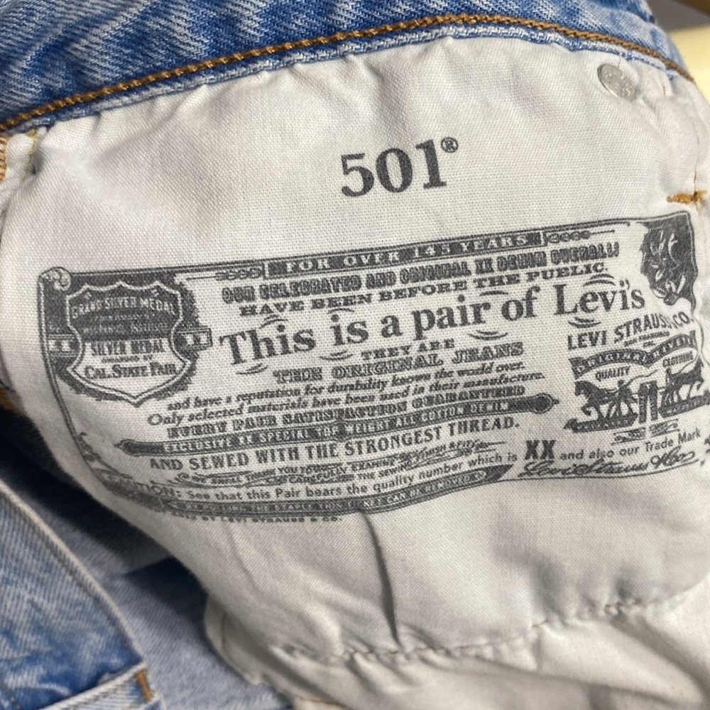 VINTAGE LEVI’S 501 PREMIUM CUT OFF DISTRESSED JEAN SHORTS FESTIVAL DAISY DUKES - Picture 7 of 7